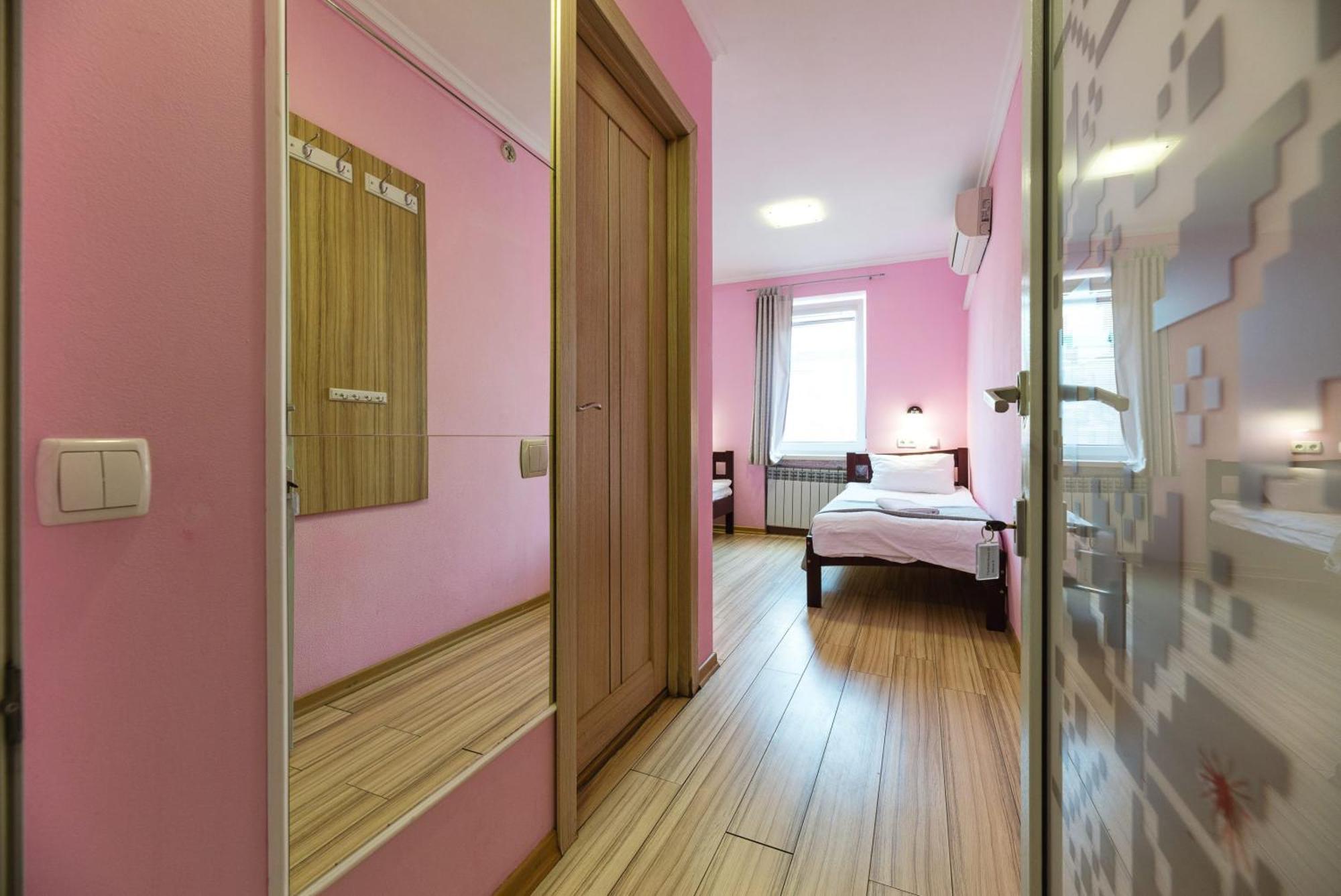 Guest House "Golden Gate 911 " Киев Экстерьер фото
